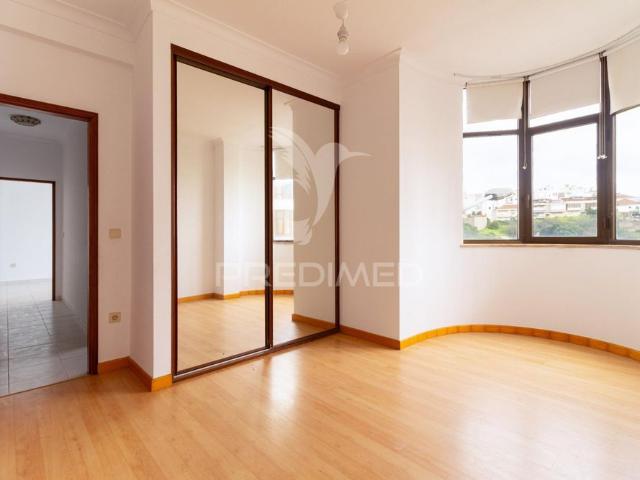 Apartamento t1 para arrendar no feijó | prédio recente, excelente luz natural