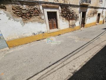 Apartamento T1 para recuperar no centro de Borba
