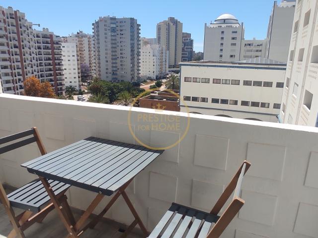 Apartamento T1 Praia da Rocha perto da praia varanda condomínio fechado mobilado