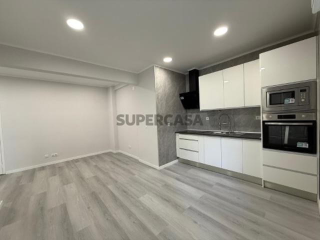 Apartamento T1, remodelado, com varandas e elevador Amadora Lisboa