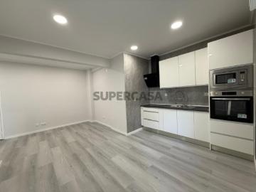 Apartamento T1, remodelado, com varandas e elevador Amadora Lisboa