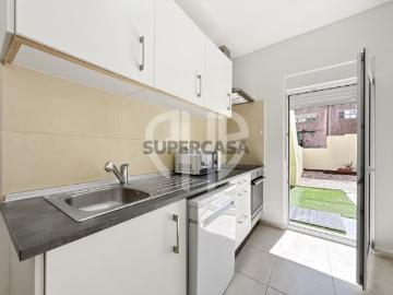Apartamento T1 Remodelado em Camarate / Com Quintal Privativo
