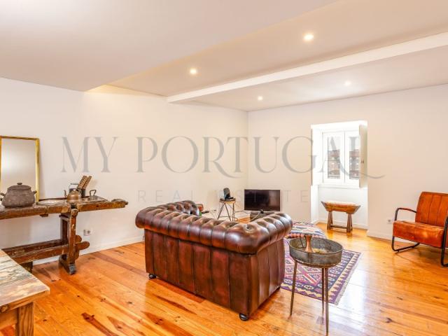 Apartamento T1 Renovado com Vista sobre Lisboa Um Refúgio de Charme na Graça