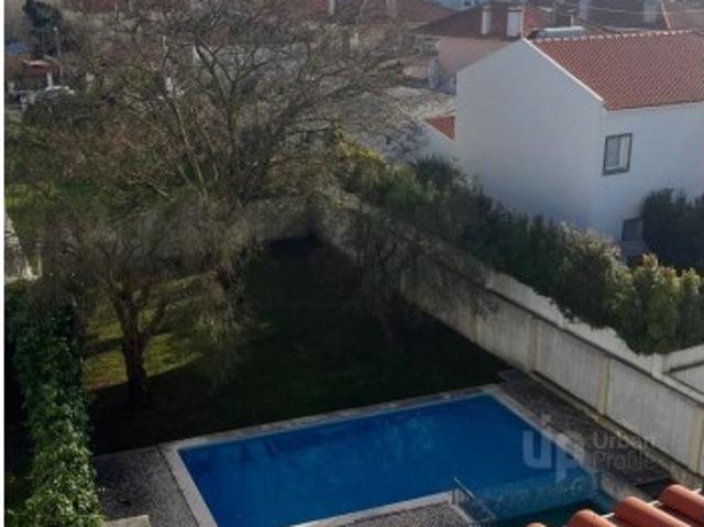 Apartamento T1 semi mobilado, em pequeno condominio com piscina, para arrendamento em Cascais