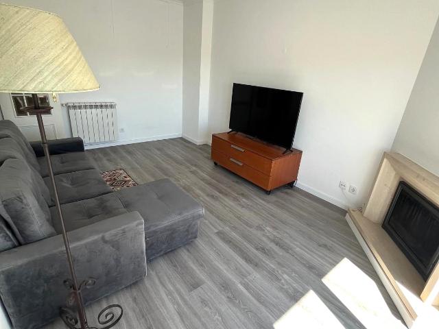 Apartamento T1 semi mobilado, em pequeno condominio com piscina, para arrendamento em Cascais