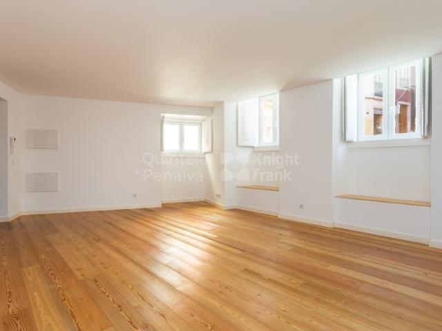 Apartamento T1 situado na Rua do Terreirinho, junto ao Martim Moniz