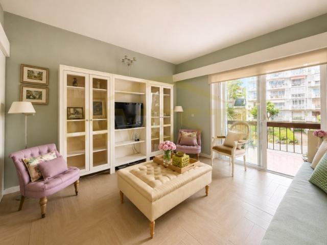 Apartamento T1, situado no Monte Estoril, com excelente exposição solar a poente