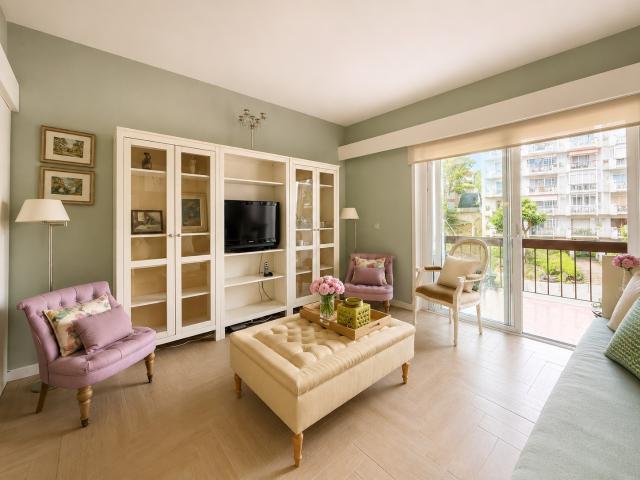 Apartamento T1, situado no Monte Estoril, com excelente exposição solar a poente
