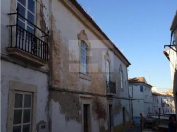 Apartamento T1, situado no rés do chão de um edifício de três pisos, em pleno centro de Borba