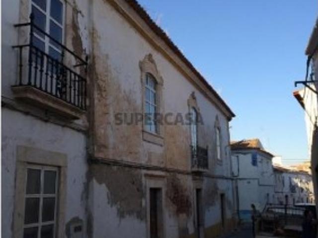 Apartamento T1, situado no rés do chão de um edifício de três pisos, em pleno centro de Borba