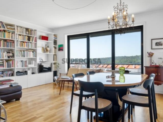 Apartamento T1 com garagem e arrecadação em Campolide, Lisboa