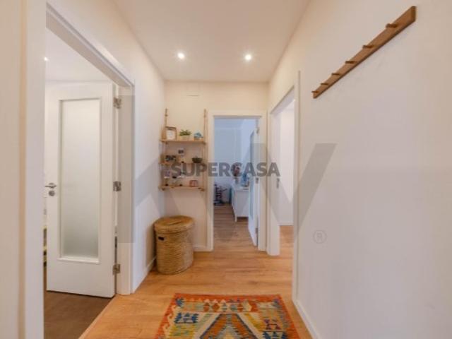 Apartamento T2+1 com duas varandas, no centro de Cacilhas