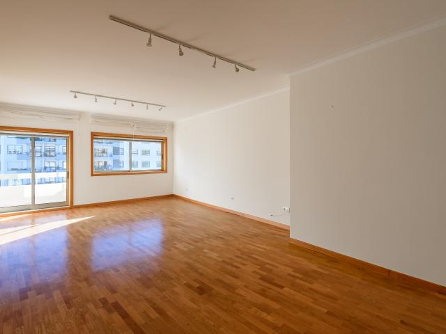 Apartamento T2+1, com garagem, Pinheiro Manso, Porto