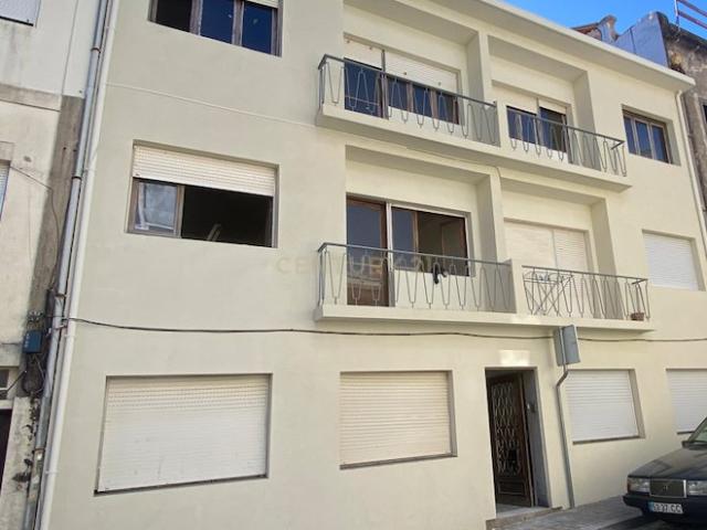 Apartamento T2+1 com Logradouro de 57 m² para Remodelação – Cedofeita / Paranhos, Porto