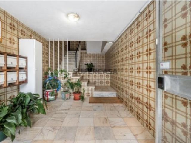 Apartamento T2+1, a 2 min. a pé da Estação de Ermesinde! Este apartamento parcialmente renovado com 2 frentes, fica numa localização privilegiada junto à estação de comboios de Ermesinde e está rodeado de todo o tipo de serviços e bens essenciais