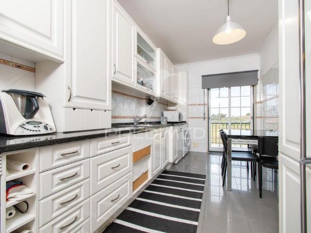 Apartamento t2+1 duplex em condomínio fechado
