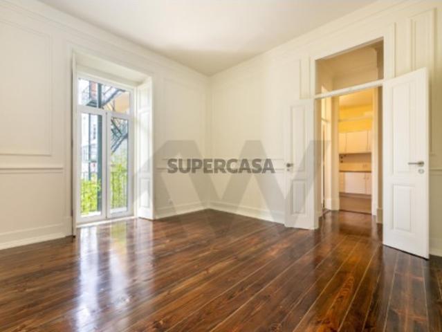 Apartamento T2+1 em Campo de Ourique Elegância e Conforto em Lisboa