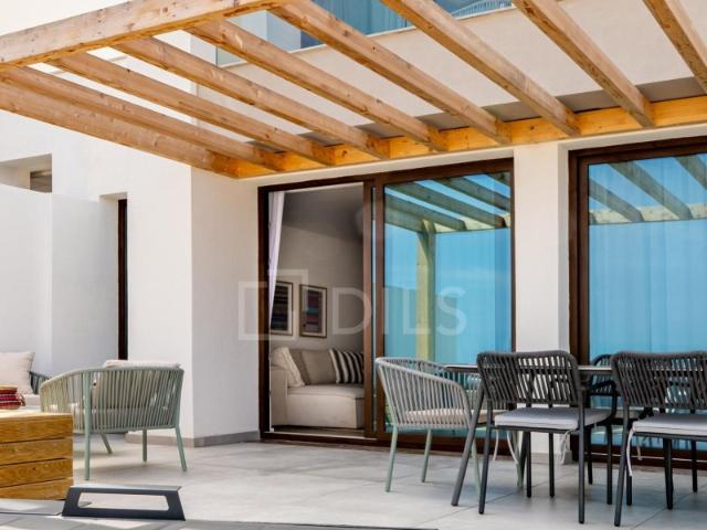 Apartamento T2+1 em propriedade fraccionada, com deck e piscina, perto da praia