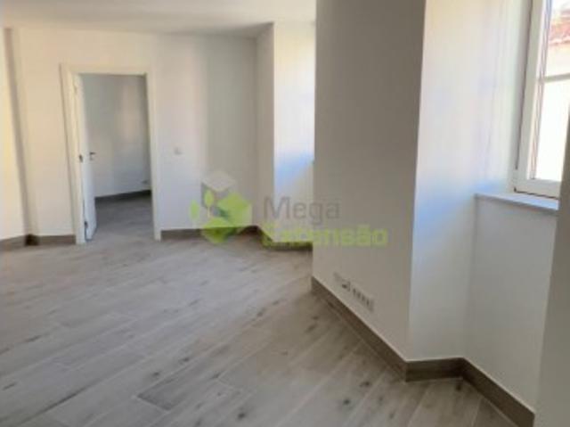 Apartamento T2+1 localizado no 1º andar c/ Sótão | Centro de Torres Vedras