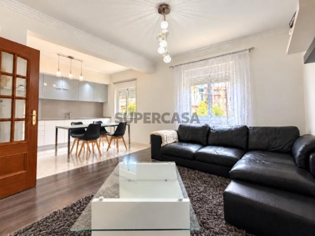 Apartamento T2+1 luminoso e com áreas amplas no centro da Quinta do Conde