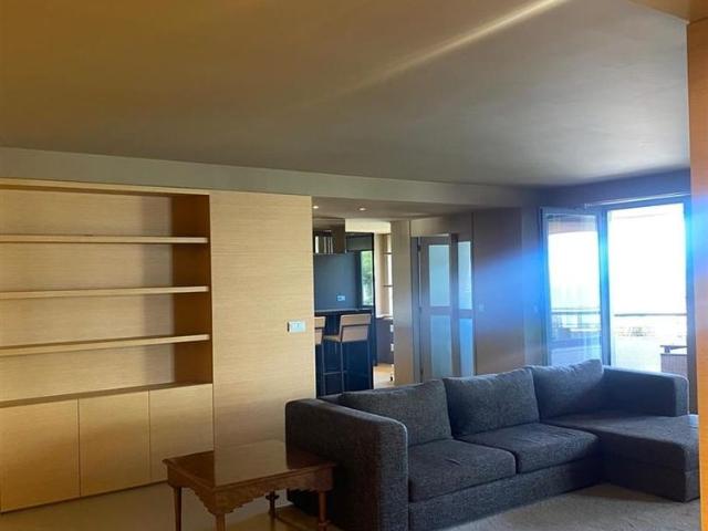 Apartamento T2+1 para arrendamento, totalmente remodelado, com móveis no último piso, na Quinta de M