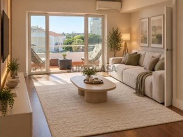Apartamento T2+1 Renovado com Varanda no Bairro do Rosário, Cascais