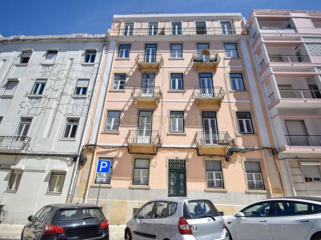 Apartamento T2+1 Renovado no Coração de Campo de Ourique