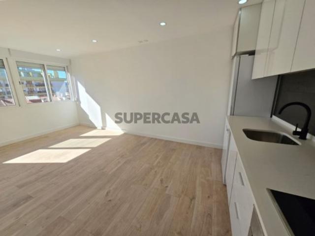 Apartamento T2+1 Totalmente Remodelado | Centro de Odivelas