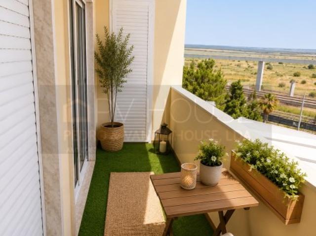 Apartamento T2+1 Totalmente Remodelado | Varanda | Forte da Casa