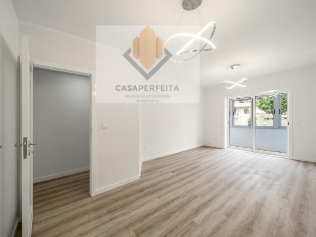 Apartamento T2+1 Totalmente Renovado com Varanda, Jardim e Box Valadares