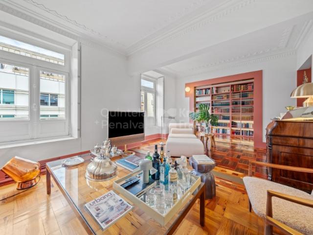 Apartamento T2+2 com varanda próximo da Av. da Liberdade