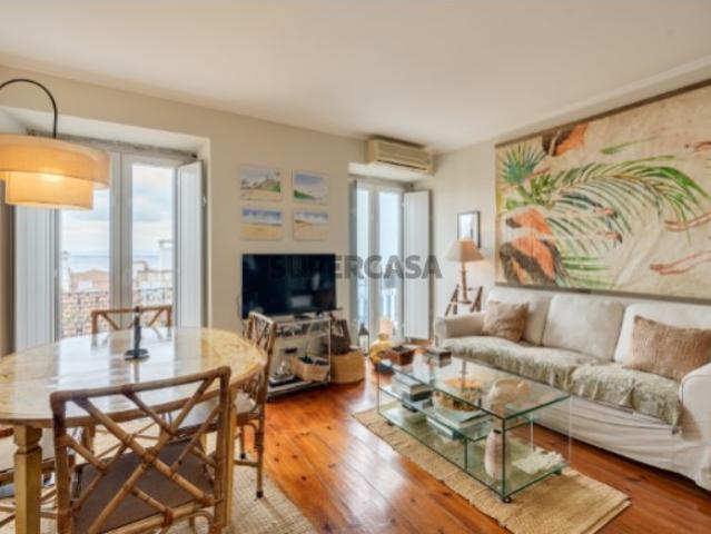 Apartamento T3 duplex, na Madragoa, em Lisboa