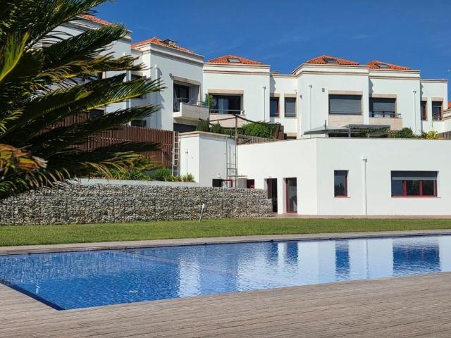 Apartamento T2+2 duplex no 1º andar, com parqueamento e arru. 165m² Parceiros e Azoia