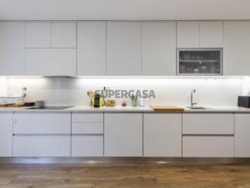 Apartamento T2+2 em condomínio fechado, com 2 terraços, arrecadação e parqueamento