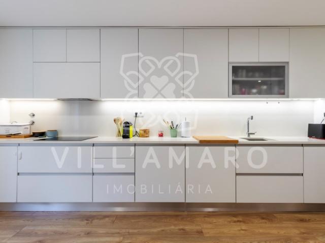 Apartamento T2+2 em condomínio fechado, com 2 terraços, arrecadação e parqueamento