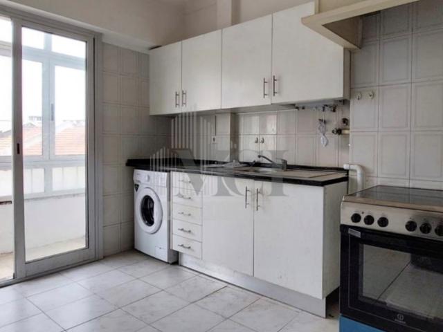 Apartamento T2, 5º piso, com 100m², localizado em zona central da Brandoa!