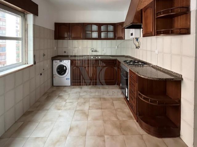 Apartamento T2, 7º Piso, localizado perto da estação do comboio em Algueirão Mem Martins!