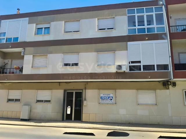 Apartamento T2 + 1 com Logradouro e anexo