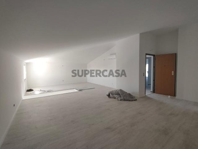 Apartamento T2 + 1 Dúplex com uma varanda e 1 lugar de estacionamento