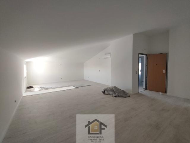 Apartamento T2 + 1 Dúplex com uma varanda e 1 lugar de estacionamento