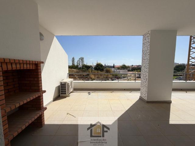 Apartamento T2 + 1 Duplex Invertido com suite, terraço de 22m2, varanda e 1 lugar de estacionamento