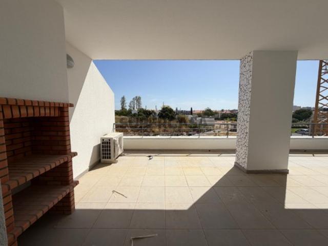 Apartamento T2 + 1 Duplex Invertido com suite, terraço de 22m2, varanda e 1 lugar de estacionamento