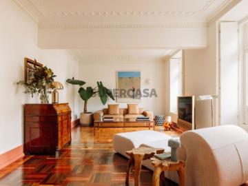 Apartamento T2 + 2, com varanda próximo da Av. da Liberdade