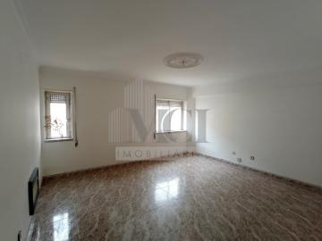 Apartamento T2, 2º piso, a necessitar de algumas obras no Centro do Carregado!