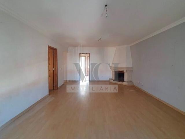 Apartamento T2, 3º Andar com Parqueamento na Quinta do Pinheiro