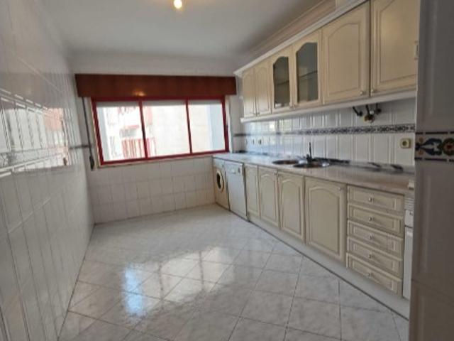 Apartamento T2 3 assoalhadas com Parqueamento em Algueirão Mem Martins