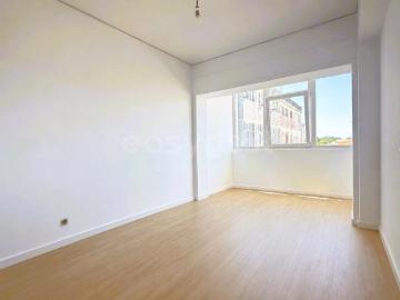 Apartamento T2 T1+1 Totalmente Remodelado em Santana, Sesimbra