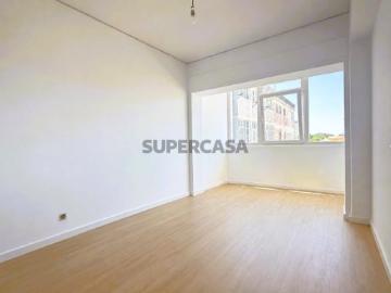 Apartamento T2 T1+1 Totalmente Remodelado em Santana, Sesimbra