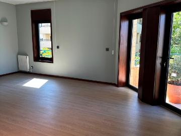 Apartamento T2 todo renovado com duas frentes