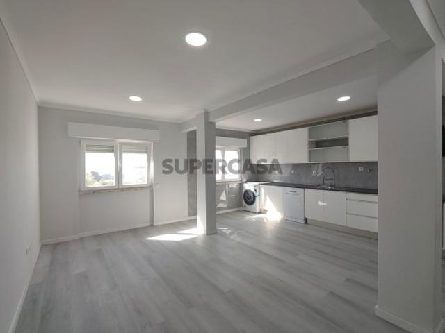 Apartamento T2 Totalmente Remodelado com arrecadação e Vista Mar, no centro de Setubal